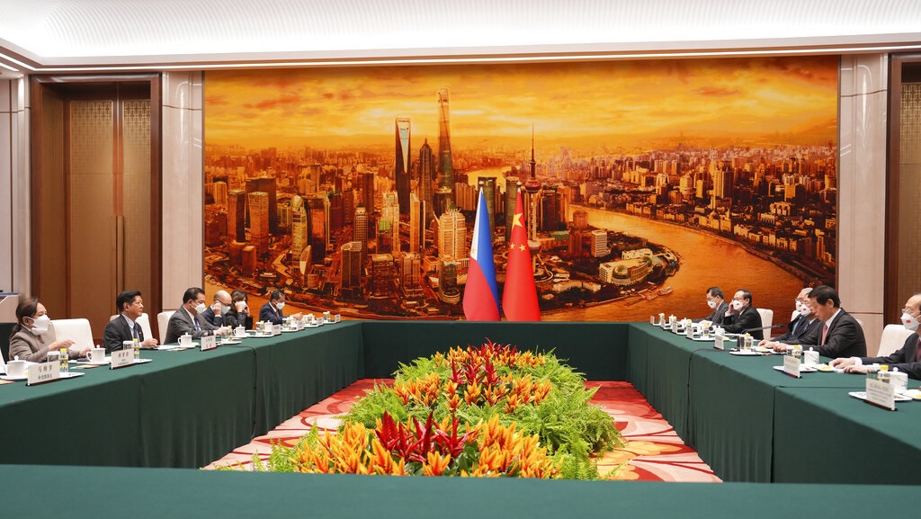 Philippine leader emphasizes economic ties on visit to China