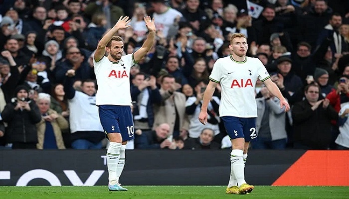 Kane becomes Spurs' record scorer as Man City suffer title blow