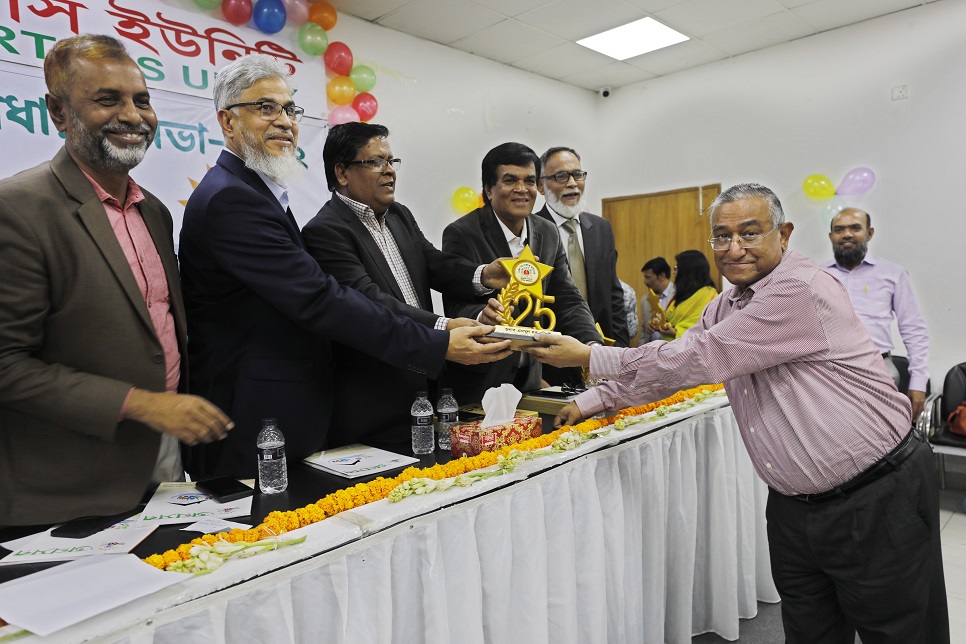 BFUJ President, others give a crest to Daily Sun Editor

