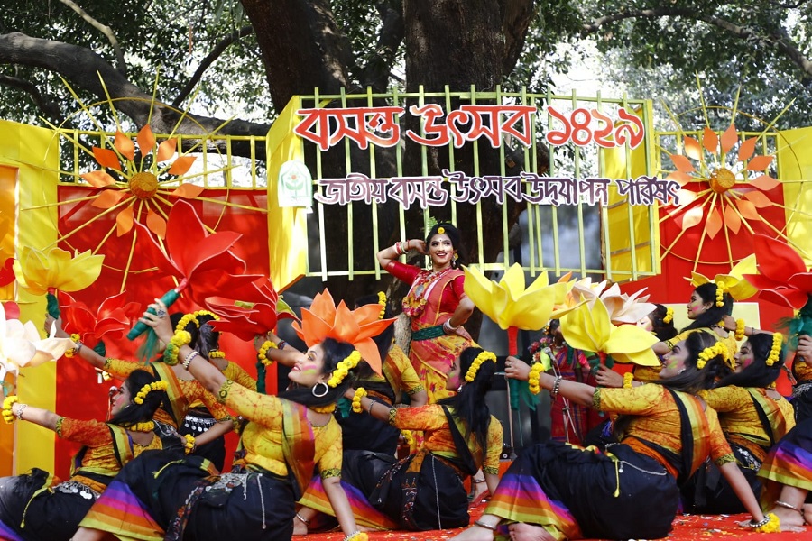 Boi Mela, Pahela Falgun & Valentine's: Visitors around DU campus spoilt for choice