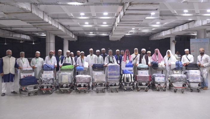 24 pilgrims return home after umrah under Bashundhara support