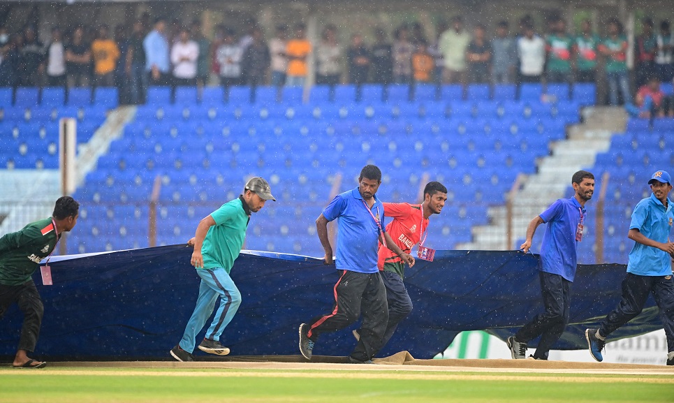 Rain comes in after Bangladesh score 207-5 in 19.2 overs