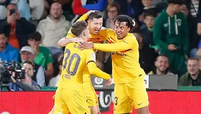 Lewandowski hits brace in Barca cruise, Sevilla earn crucial win