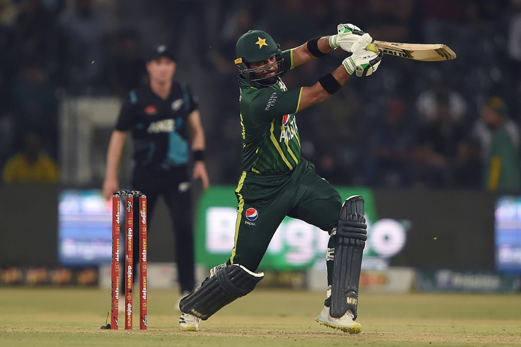 New Zealand survive Iftikhar onslaught to win third Pakistan T20