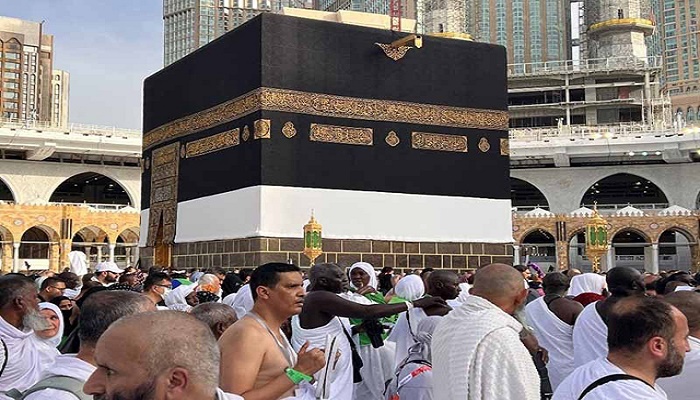 Huge crowds circle Kaaba as hajj begins in Saudi heat
