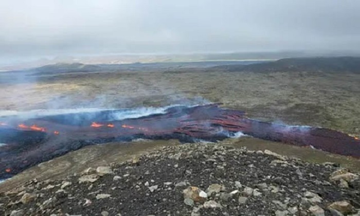 Volcano erupts near Icelandic capital