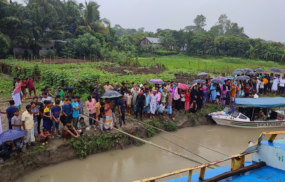 Munshiganj trawler capsize: 8 bodies recovered, 6 missing 