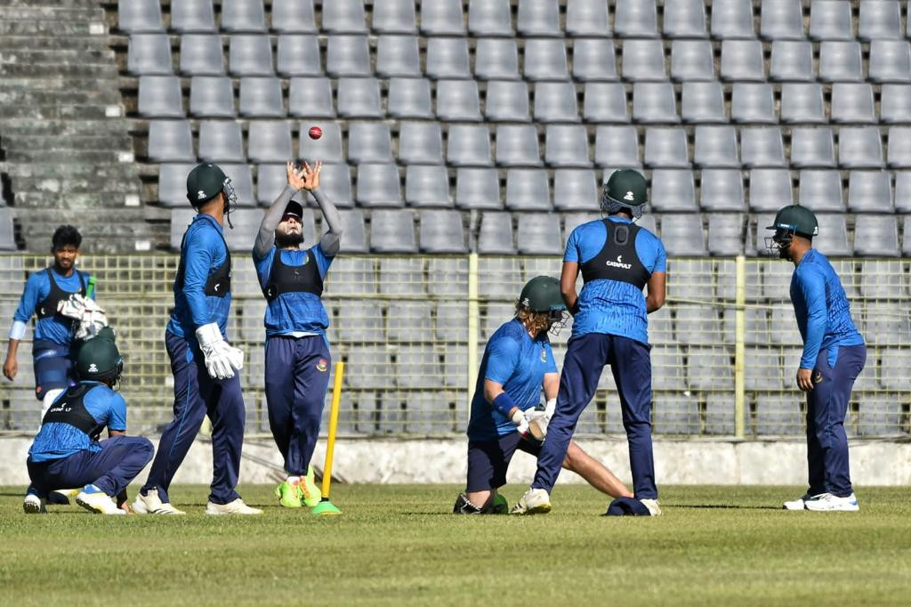 Hathurusingha urges to move on