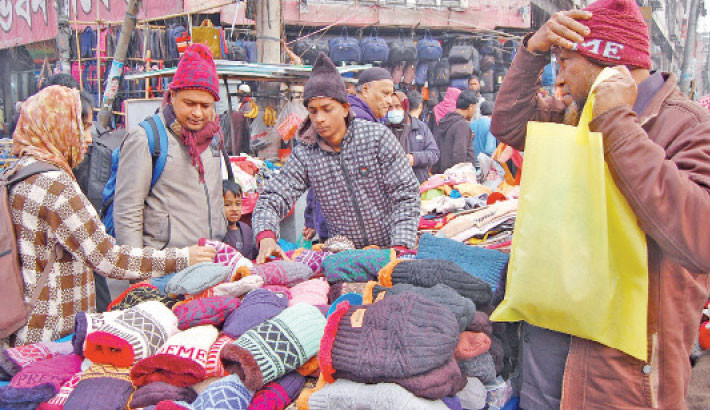 The sales of warm clothes at the makeshift stalls in different areas of the capital have increased amid severe cold. The photo was taken from Gulistan on Tuesday.  -Focus bangla