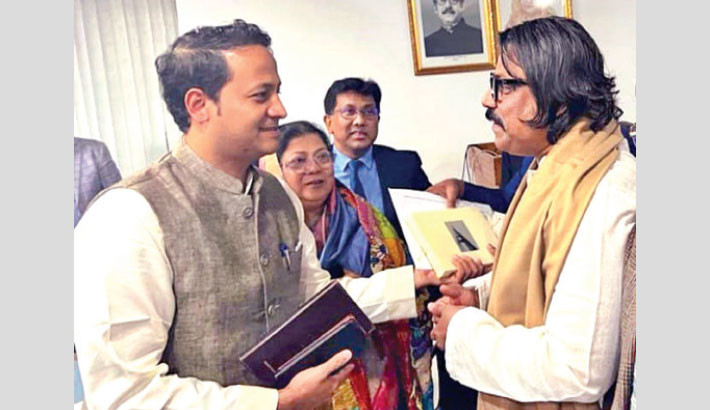 Prof Dr Md Shah Azam, vice-chancellor of Rabindra University, Bangladesh, greets newly appointed Education Minister Mohibul Hasan Chowdhury Nowfel at International Mother Language Institute (IMLI) in Dhaka on 15 January. –Daily Sun Photo