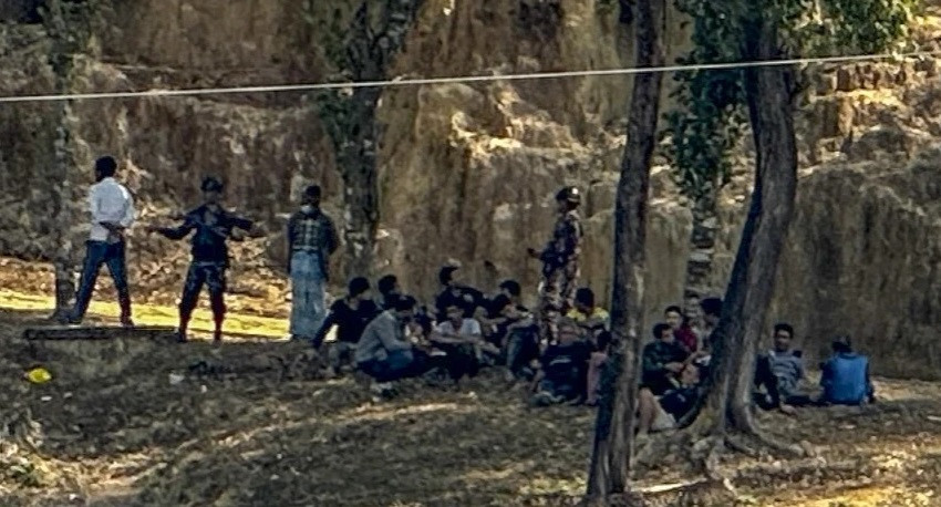 63 more Myanmar security forces take shelter in Bangladesh