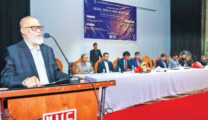 International Islamic University Chittagong Vice-Chancellor Prof Md Anwarul Azim Arif speaks at a workshop titled ‘Legal Skills and Mooting’ at the university auditorium in the port city on Tuesday. The Department of Law and Law Club jointly arranged the event. -Daily Sun PHOTO