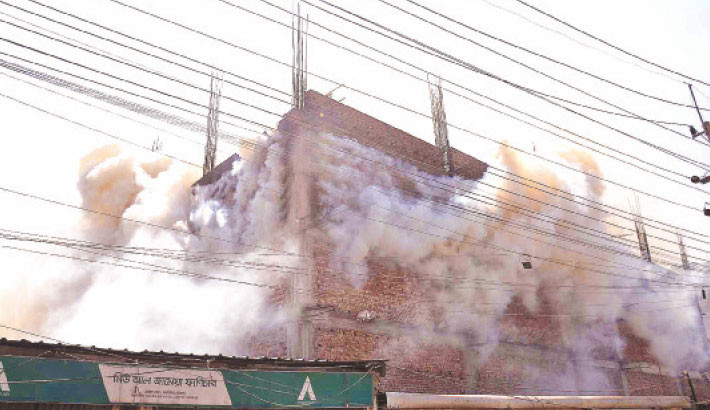 Bldg, cold storage gutted by Ctg fire