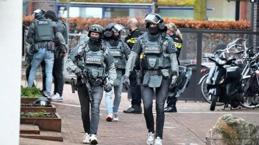 Man holds several hostages inside Dutch nightclub