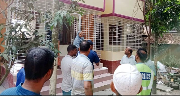 Miscreants cut throat of college teacher in Sirajganj