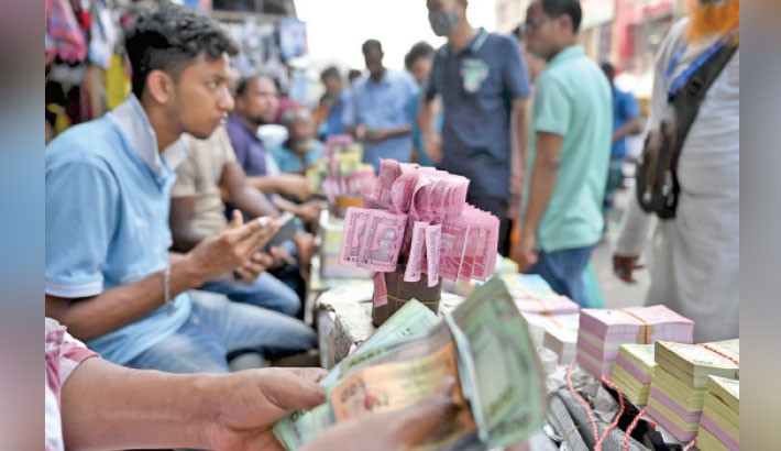 The demand for new banknotes surges as Eid-ul-Fitr, the most important festival in the Muslim calendar, approaches. People throng the makeshift shops to purchase the new notes ahead of Eid. The photo was snapped from Gulistan area on Sunday. -Daily Sun PHOTO
