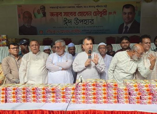 Environment minister distributes 5,500 sarees and lungis as Eid gifts