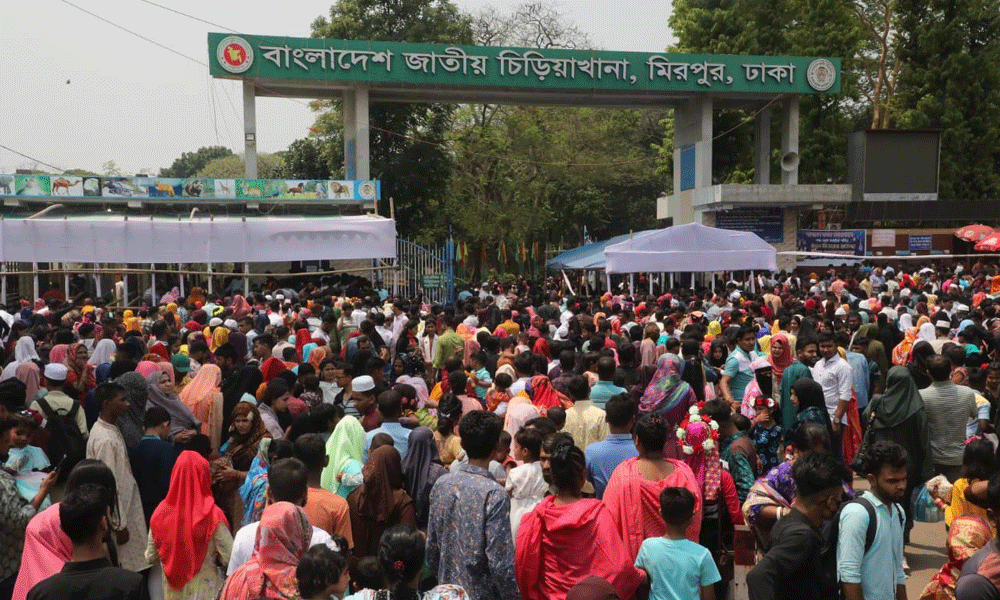 In Pictures: Dhaka Zoo draws rush of Eid holidaymakers