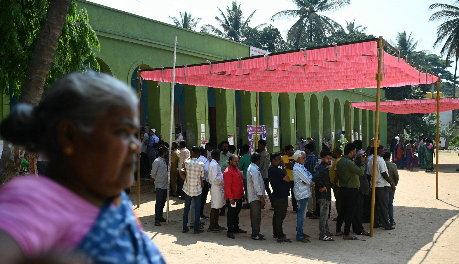 Indian election resumes as heatwave hits voters