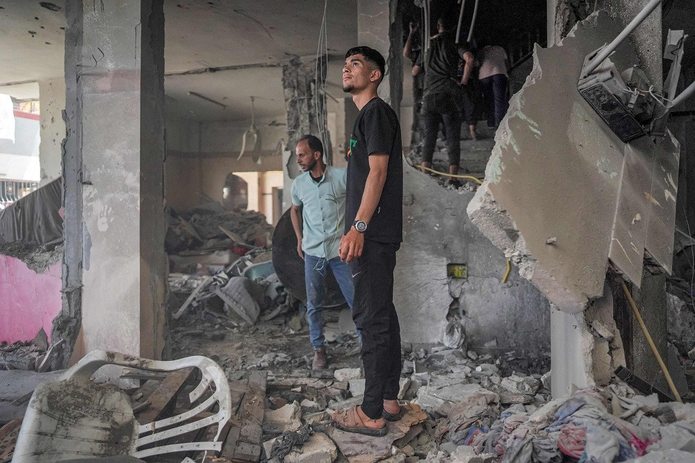 Gazans struggle with heat, garbage, insect swarms