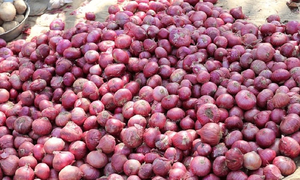 India lifts ban on onion exports, imposes 40% duty