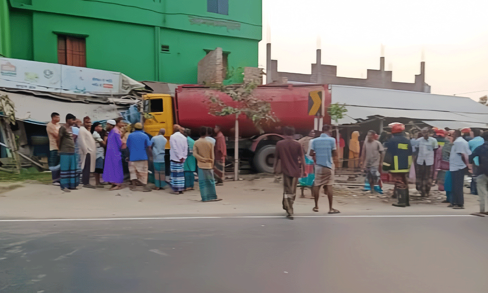 Two killed as tank lorry ploughs into shop in Dinajpur