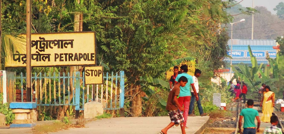 Travelers queue for 7 hours at Benapole-Tetrapole amid Eid rush