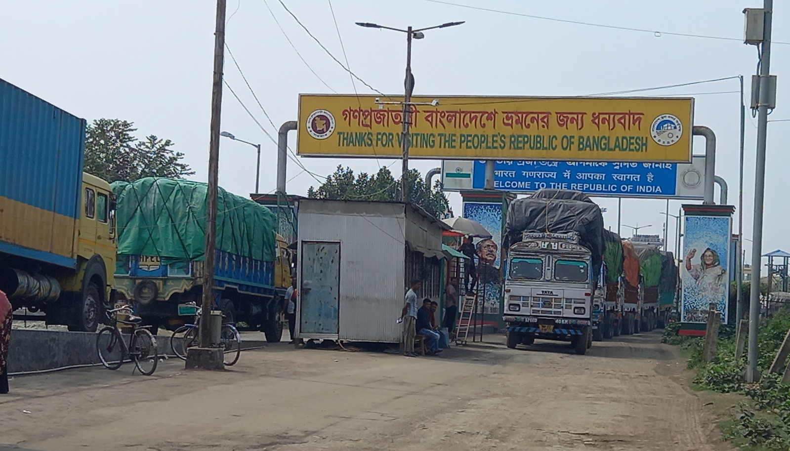 Export-import resumes through Benapole port after Eid