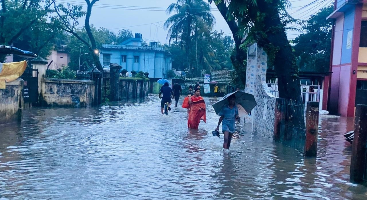 All rivers in Moulvibazar flowing above danger level; 2 lakh people stranded