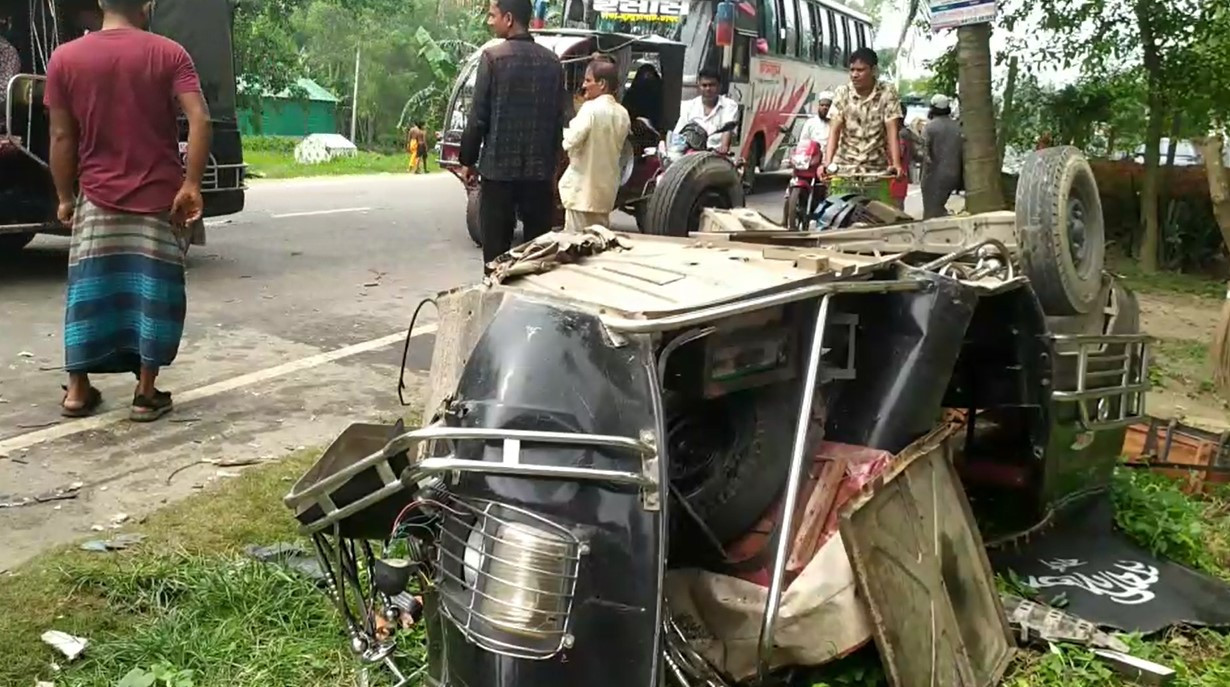 Private car-human hauler collision leaves 2 dead in Tangail