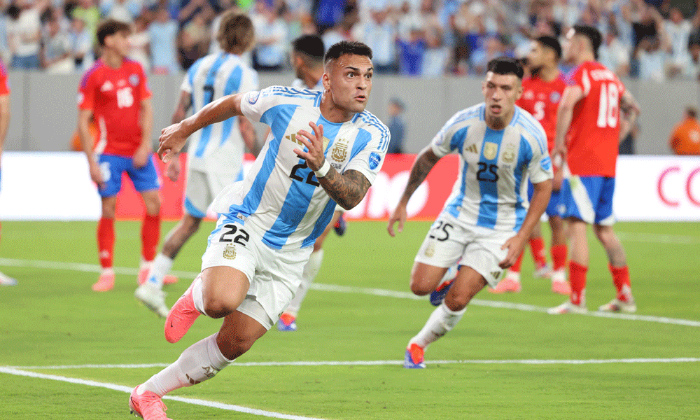 Martinez’s late strike sends Argentina into quarter-finals