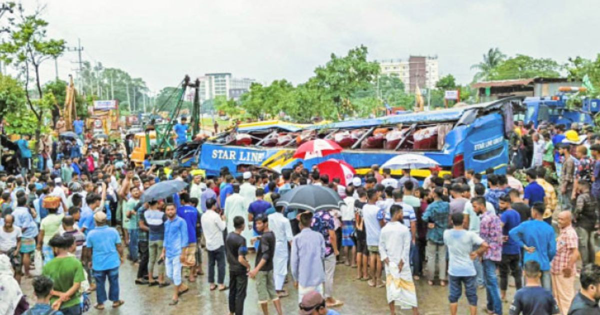 1 killed, 15 injured in Ctg bus accident