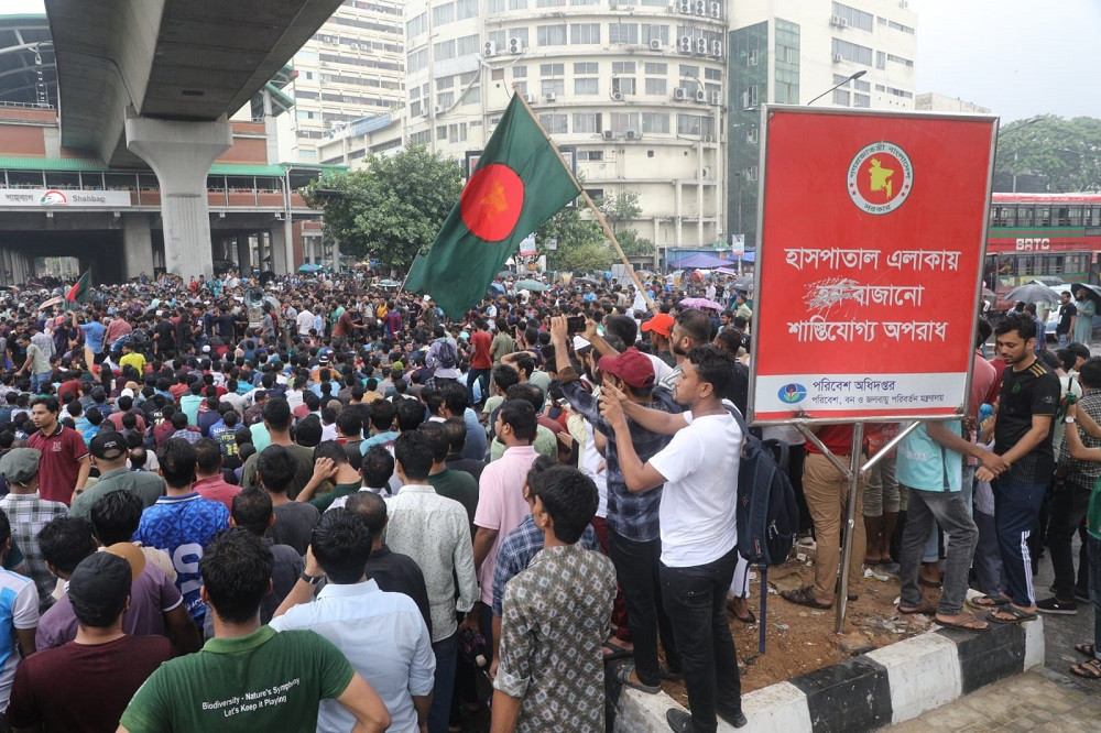 Univ students block Shahbagh intersection for an hour