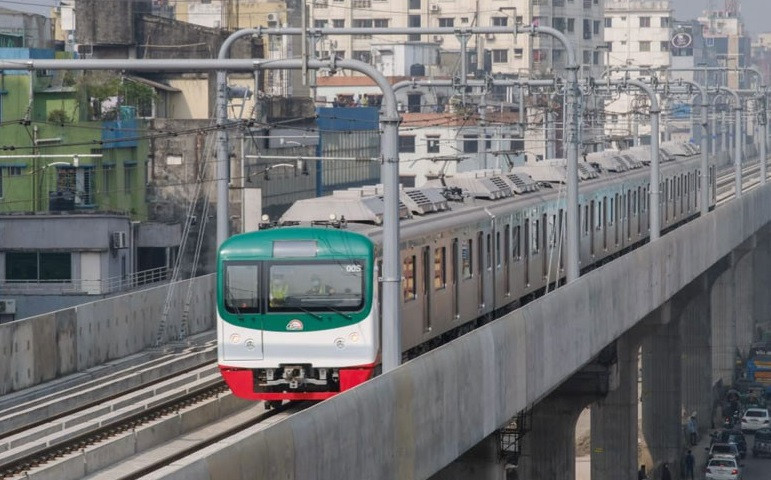 Power cut halts Metro Rail operations for half an hour