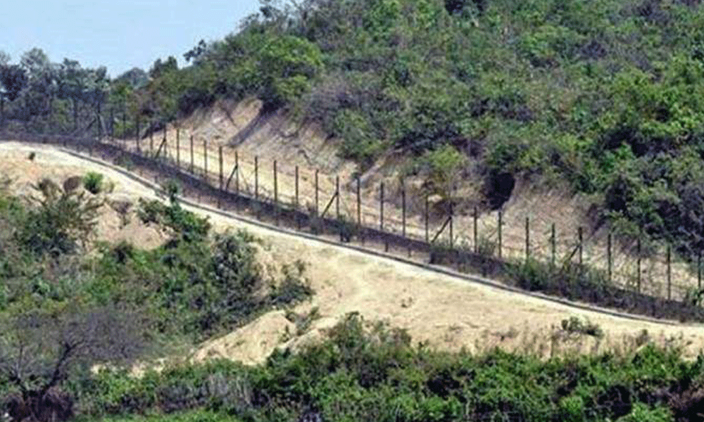 Heavy sound of mortar shells and bomb blasts heard at Teknaf border