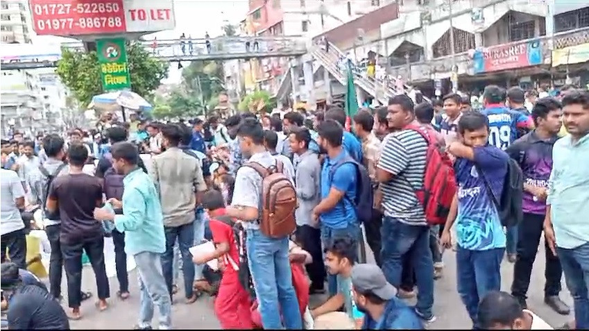 Students block Science Lab intersection protesting reinstatement of quota