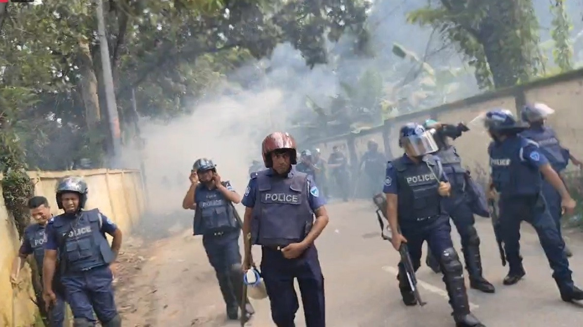 Police-quota protesters clash in Comilla University, at least 20 injured