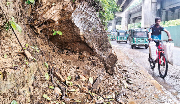 Rampant hill cutting and incessant rainfall loose soil compaction of this portion of a roadside hill in Tigerpass area of Chattogram and the soft mud becoming too heavy for the hill to bear could result in a landslide at any time. The photo was taken on Thursday. –– Rabin Chowdhury
