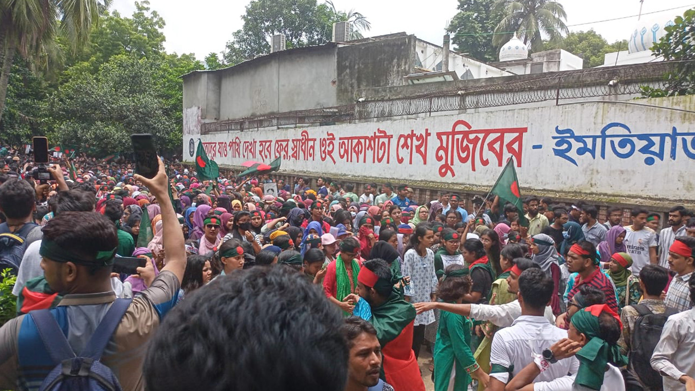 Students’ march towards Bangabhaban begins