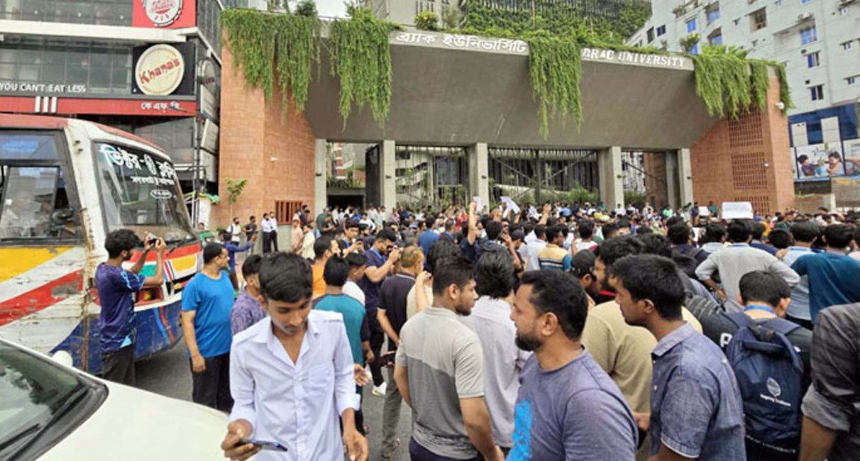 BRAC students block Badda Road protesting attack