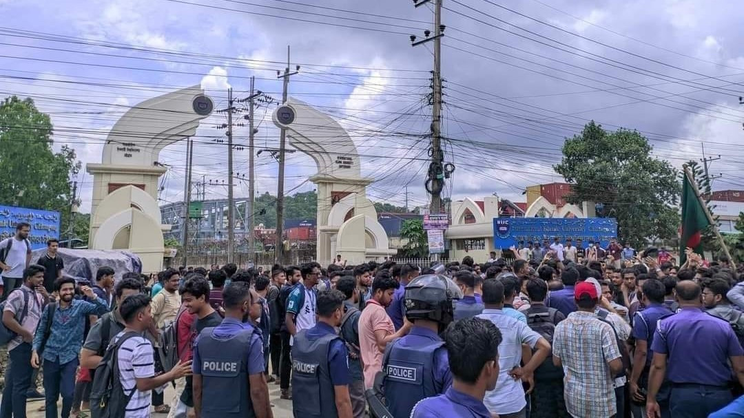 IIUC students block Dhaka-Ctg highway, railway protesting Monday attack