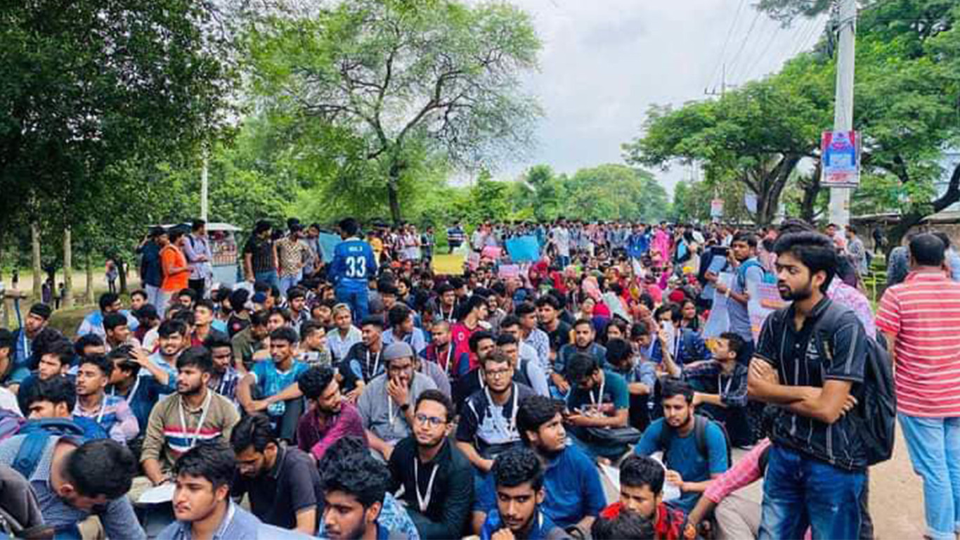 Students block Rajshahi-Dhaka highway