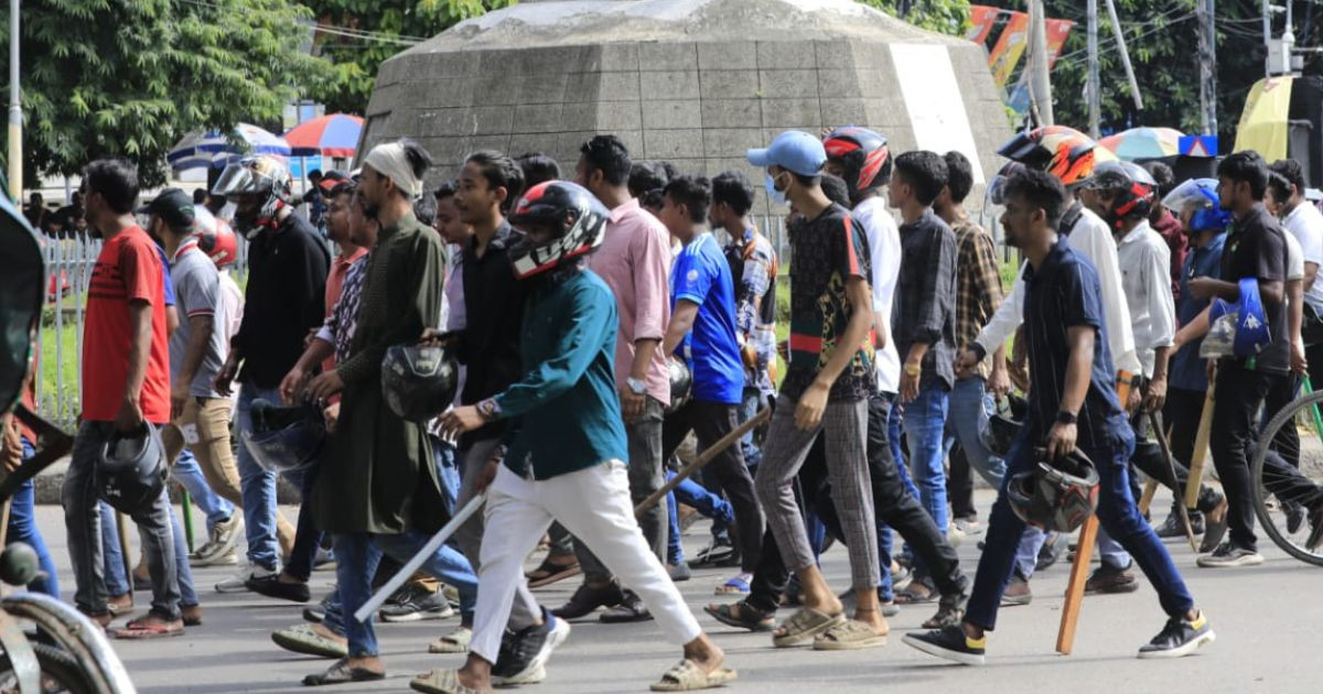 BCL men gather at DU to resist quota protesters