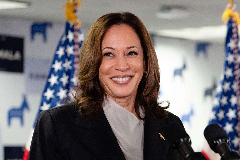 Democrats cast Harris-Trump race as prosecutor vs felon