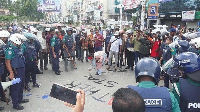 Students block key roads in Khulna city demanding justice for killings