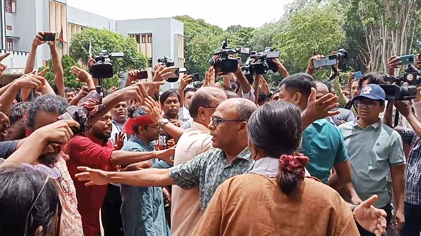 Scuffle erupts between RU students and police over attempts to detain