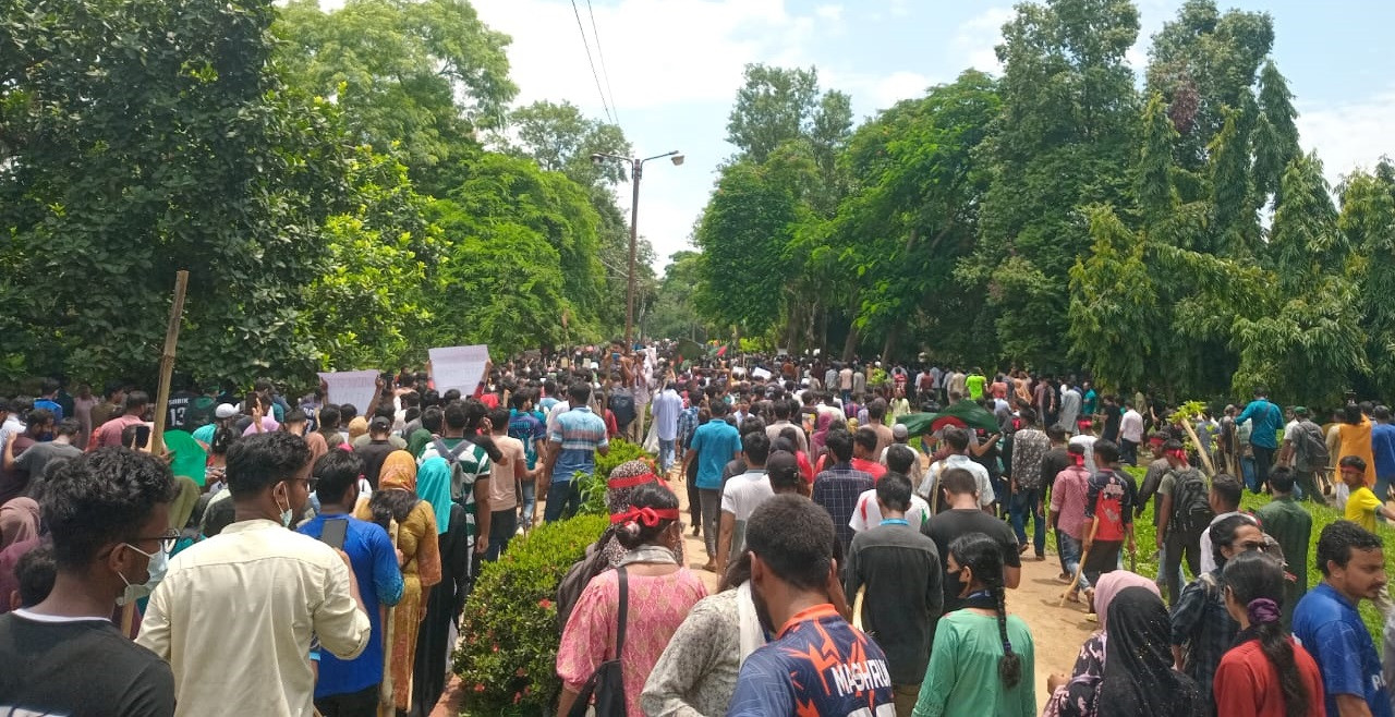 JU students block Dhaka-Aricha highway to press for govt resignation