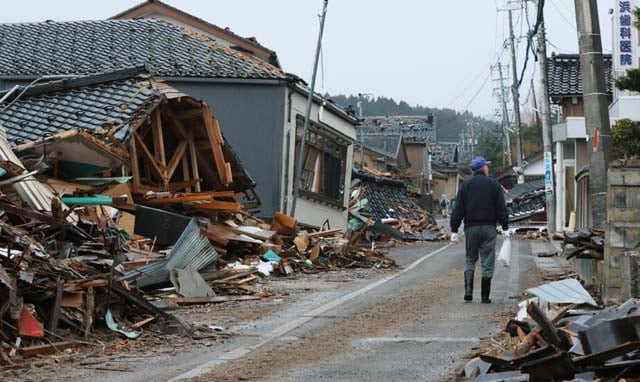 Japan PM scraps overseas trip after 'megaquake' advisory