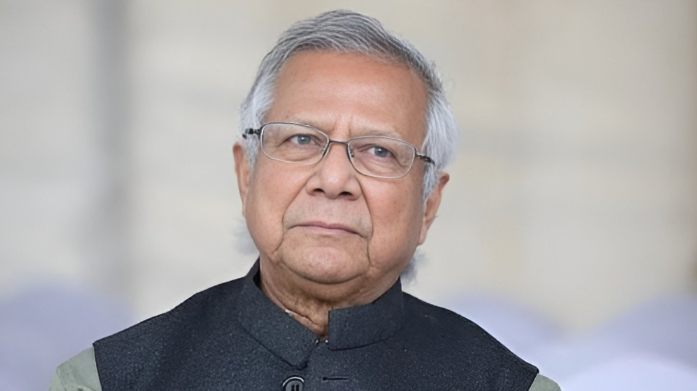 Prof Yunus visits injured victims of quota reform movement at RpMCH