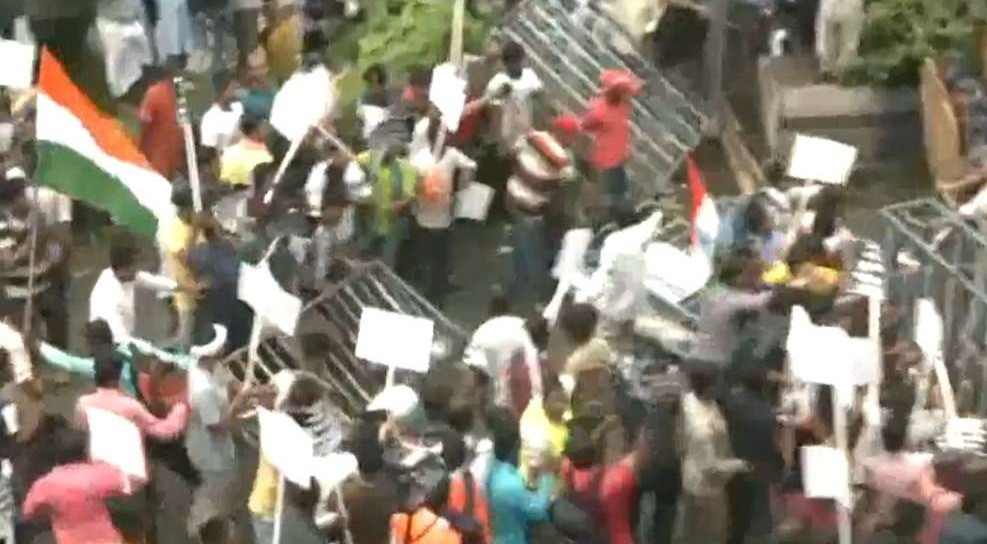 Indian police charge batons, lob tear shells to foil protesters